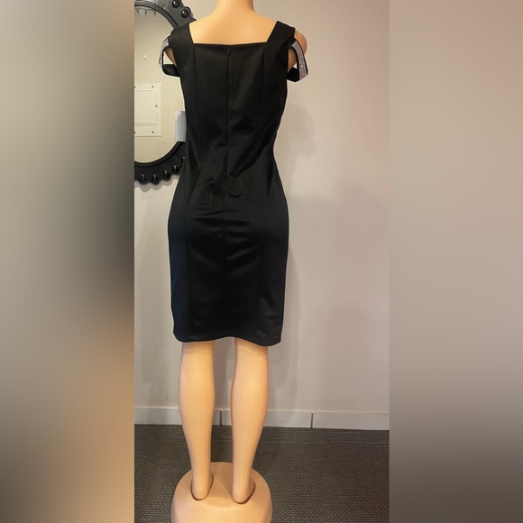 NWT BLACK DRESS WITH OPEN SHOULDERS AND SILVER BRIGHT STRAPS SIZE 8 (21) - Picture 4 of 7